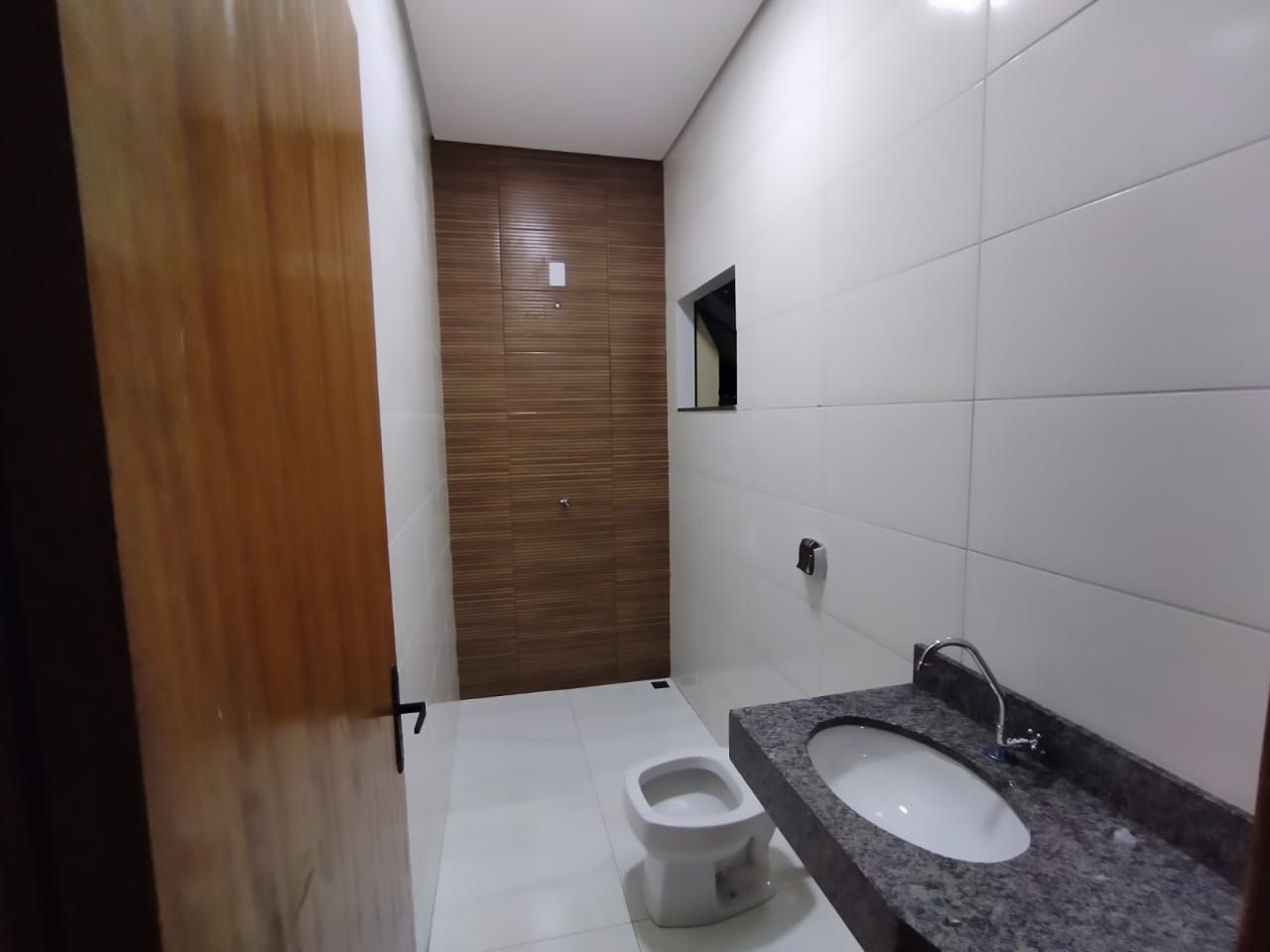 Lavabo com revestimento madeira