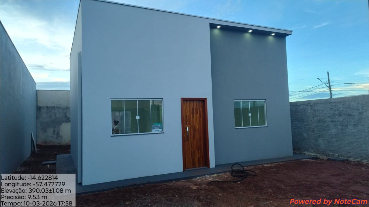 Fachada com marquise e spots LED