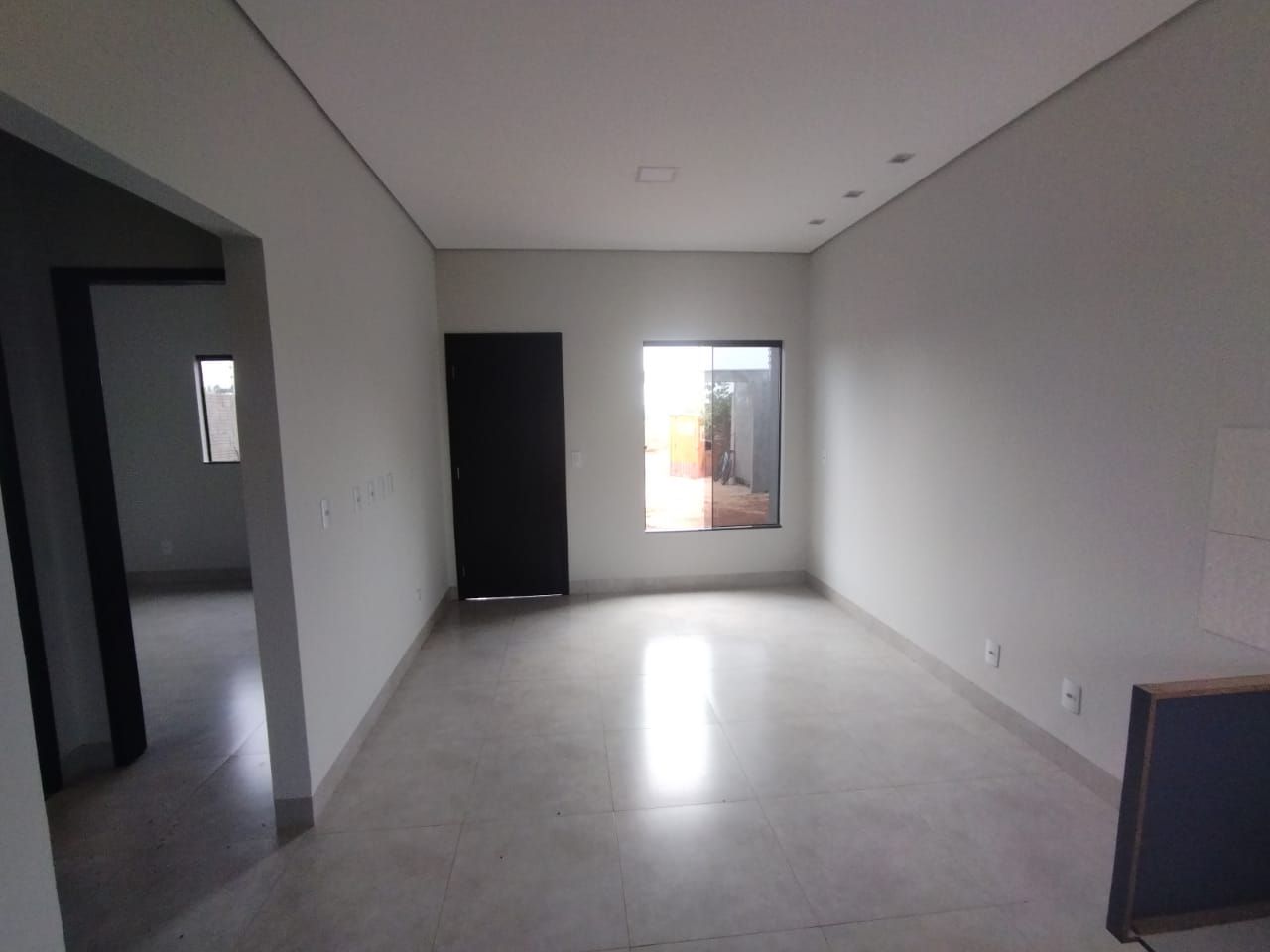 Sala com porta principal em madeira
